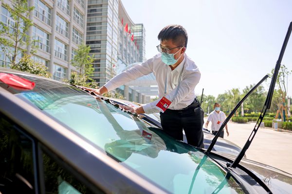 全力以赴，鑄就會(huì)務(wù)保障的堅(jiān)實(shí)后盾——記黨代會(huì)服務(wù)保障團(tuán)隊(duì)